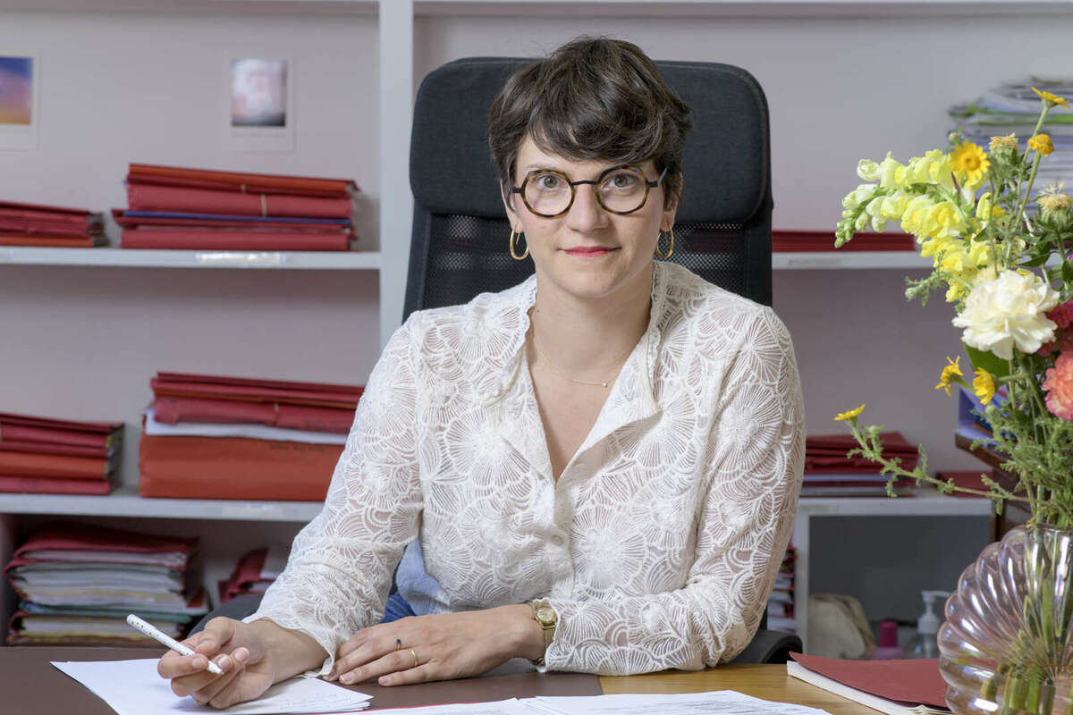 Maître Charlotte Bonnaire, assise à son bureau dans son cabinet à Marseille